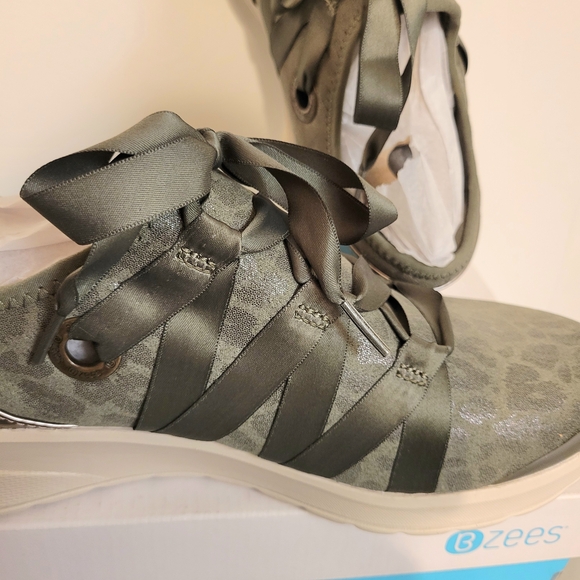 Bzees Glisten Green Animal Print Ribbon Lace-Up Fashion Sneakers Size 10 Wide - Picture 7 of 10